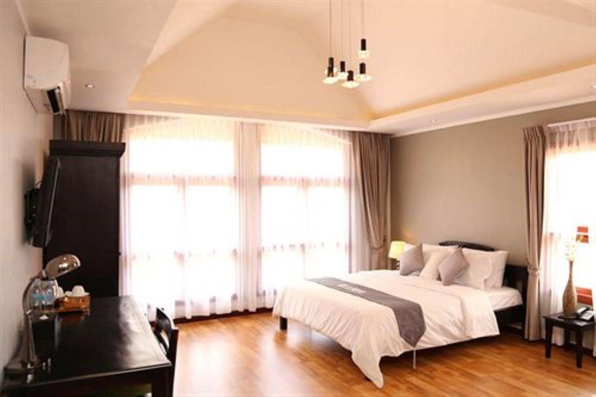 Villa Cambell Hotel & Cafe 프놈펜 외부 사진
